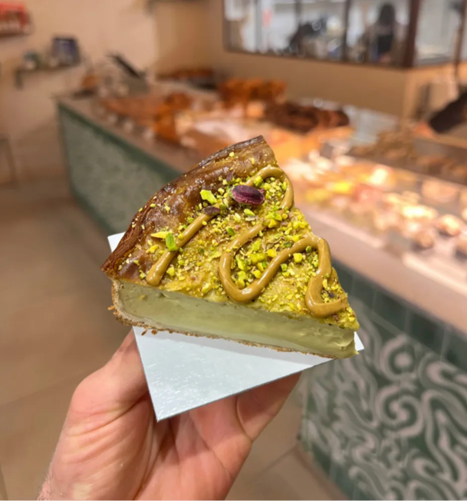 Création pistache présentée devant la vitrine